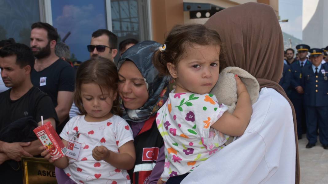 Pençe şehidi son yolculuğuna uğurlandı... Babaya son bakış 3
